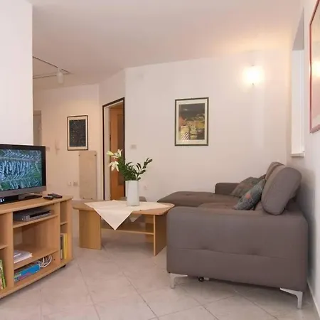 St Monica Apartment *