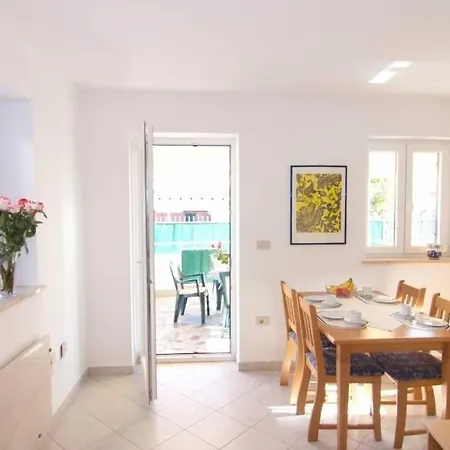 St Monica Apartment *